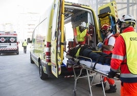 Herido un hombre en Lucena al caerle la cornisa de un edificio de la calle El Peso