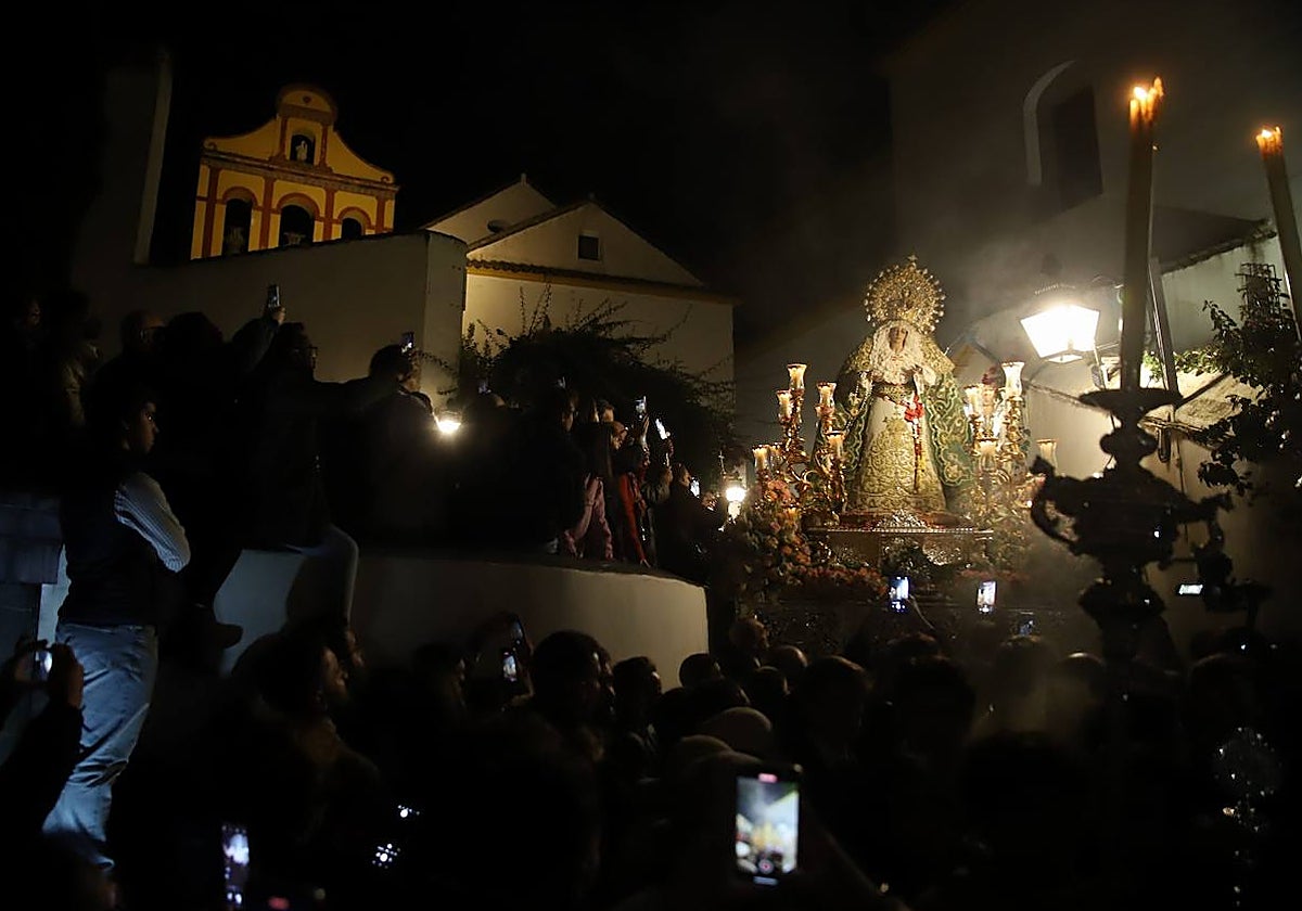 La Virgen de la Esperanza, en el momento de empezar el descenso