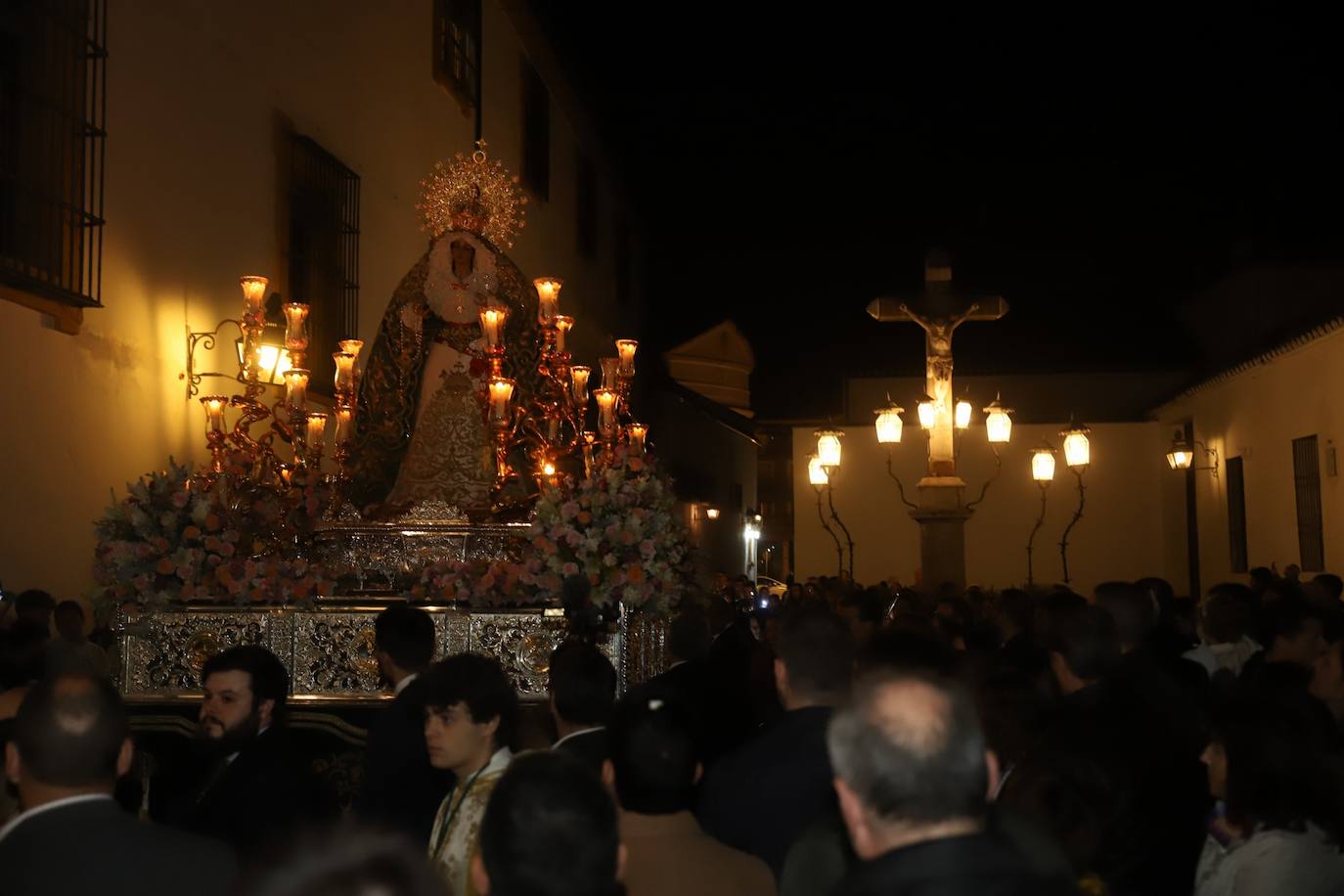 El impactante paso de la Esperanza de Córdoba por la cuesta del Bailío, en imágenes