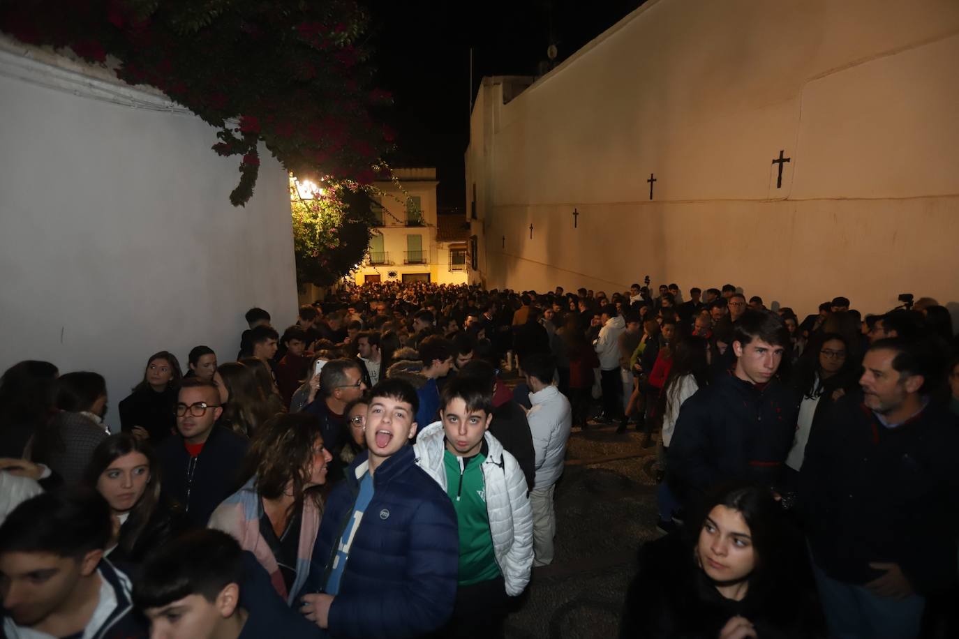 El impactante paso de la Esperanza de Córdoba por la cuesta del Bailío, en imágenes