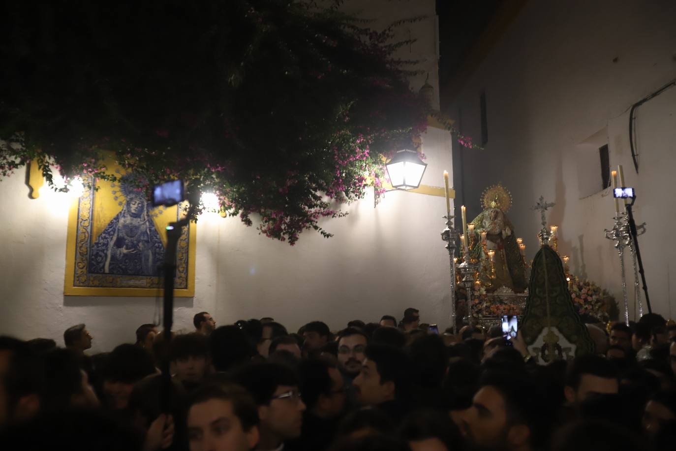 El impactante paso de la Esperanza de Córdoba por la cuesta del Bailío, en imágenes