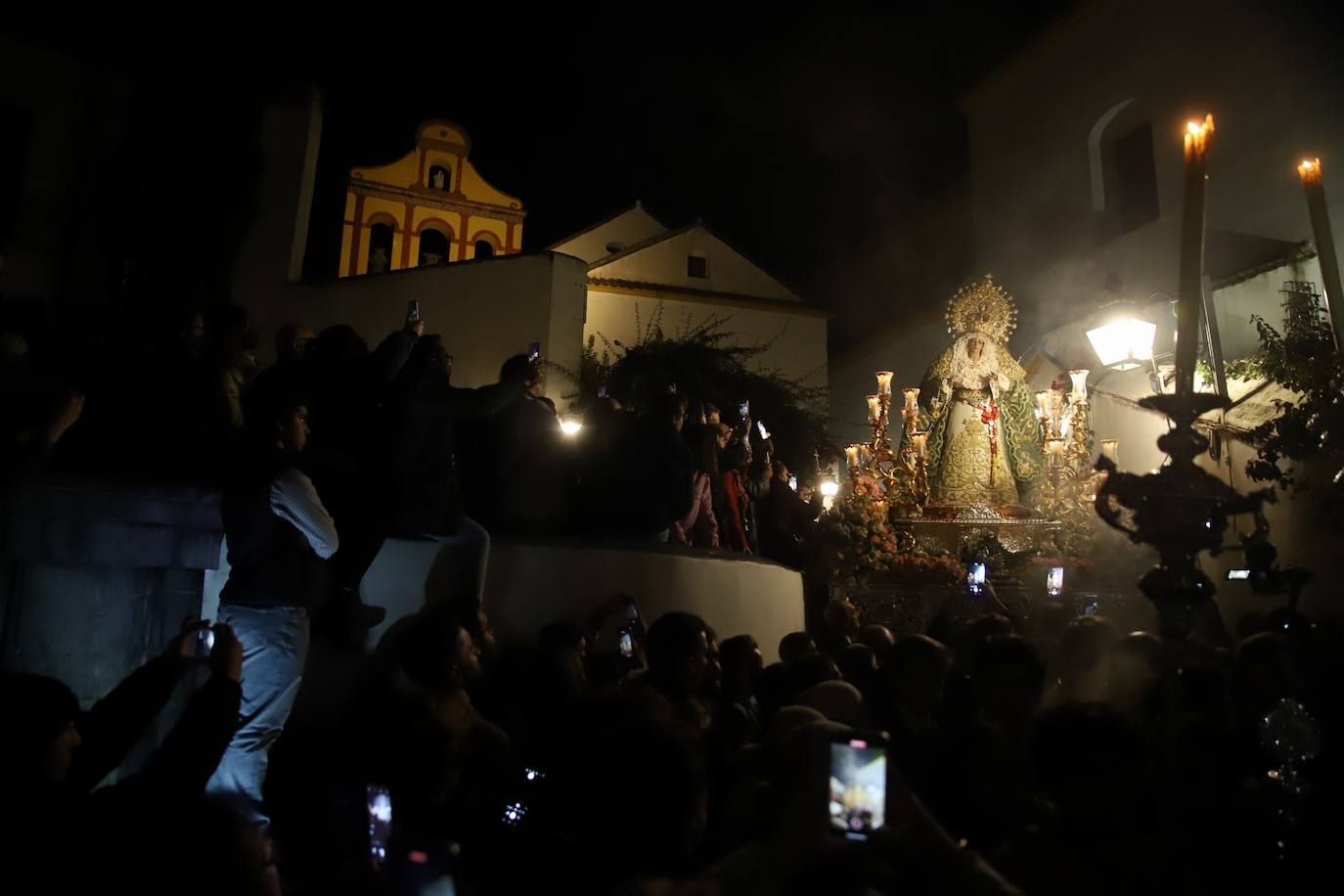 El impactante paso de la Esperanza de Córdoba por la cuesta del Bailío, en imágenes