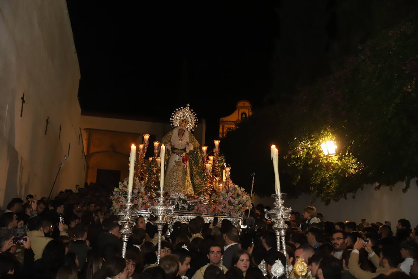El impactante paso de la Esperanza de Córdoba por la cuesta del Bailío, en imágenes