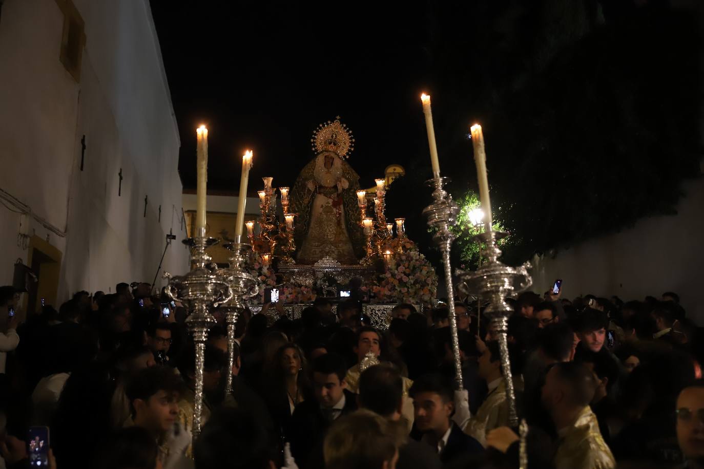 El impactante paso de la Esperanza de Córdoba por la cuesta del Bailío, en imágenes