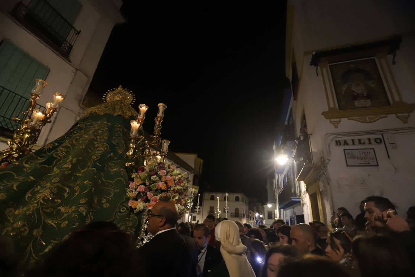 El impactante paso de la Esperanza de Córdoba por la cuesta del Bailío, en imágenes