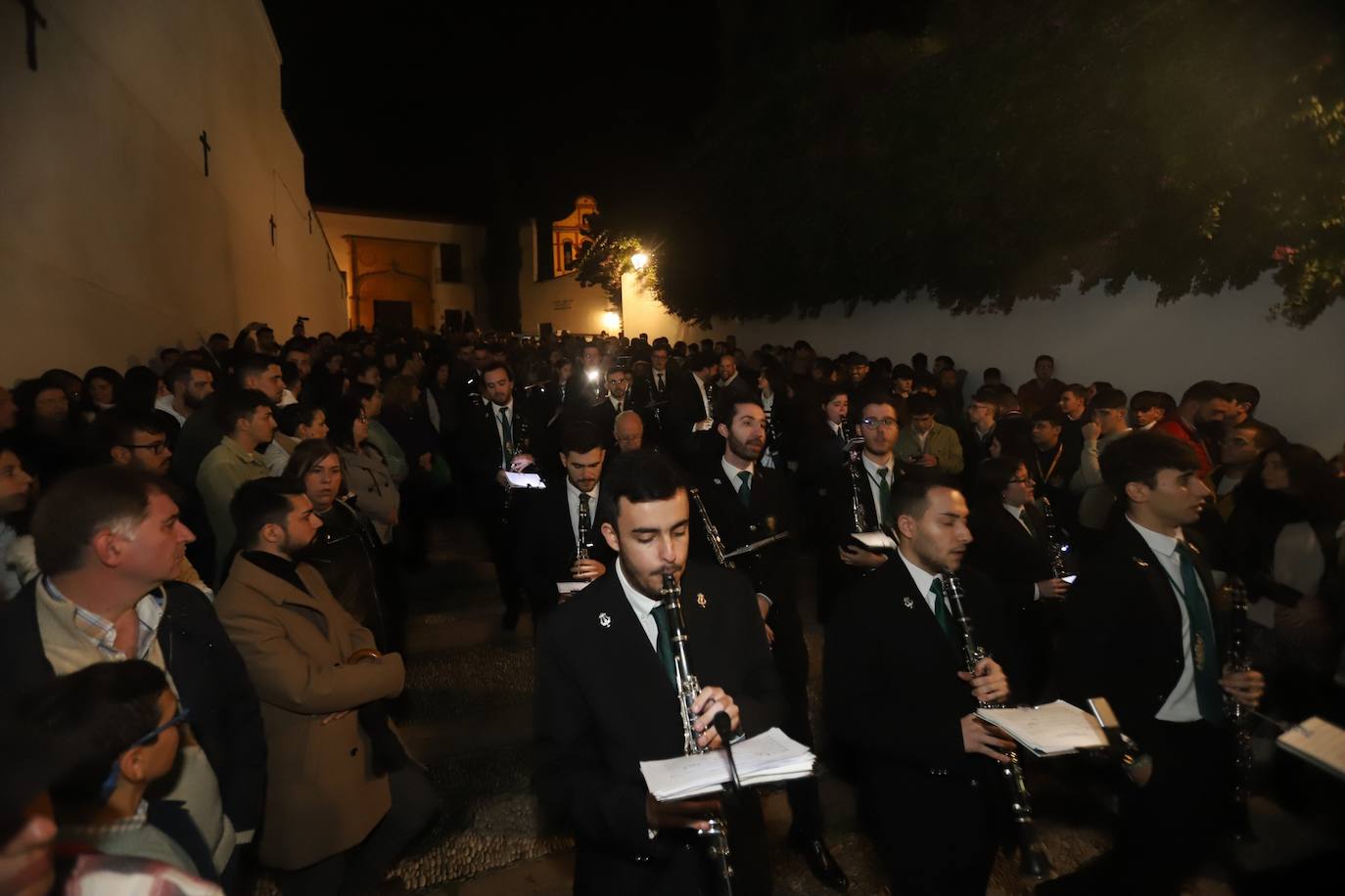 El impactante paso de la Esperanza de Córdoba por la cuesta del Bailío, en imágenes