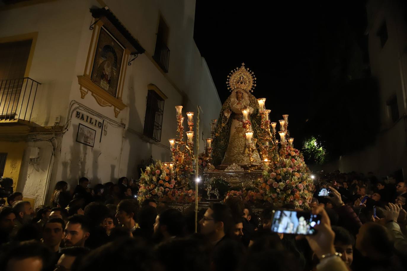 El impactante paso de la Esperanza de Córdoba por la cuesta del Bailío, en imágenes