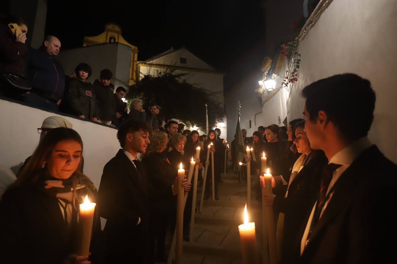 El impactante paso de la Esperanza de Córdoba por la cuesta del Bailío, en imágenes