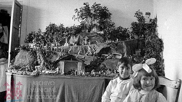 Dos niños ante un nacimiento