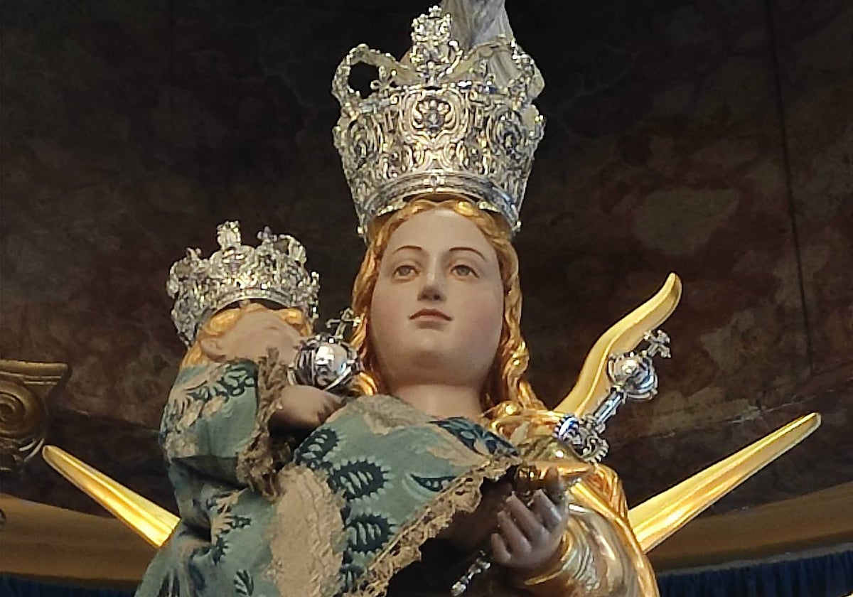 La Virgen de Linares y el Niño, con los nuevos elementos de su ajuar