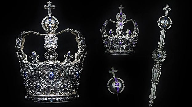 El azul va en la corona y el cetro de la Virgen, y el morado, en la corona del Niño y la bola del mundo