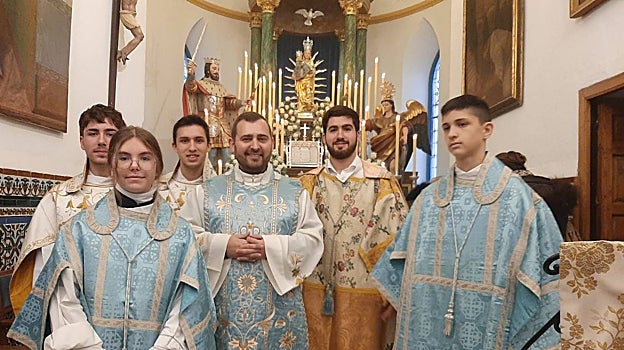 El trinitario Manuel García, en el centro de la imagen, ante la Conquistadora