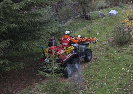 Imagen secundaria 1 - Sobre estas líneas, distintos momentos de un simulacro de rescate en la sierra madrileña esta semana, desde la preparación del agente a la recuperación del cuerpo y su traslado