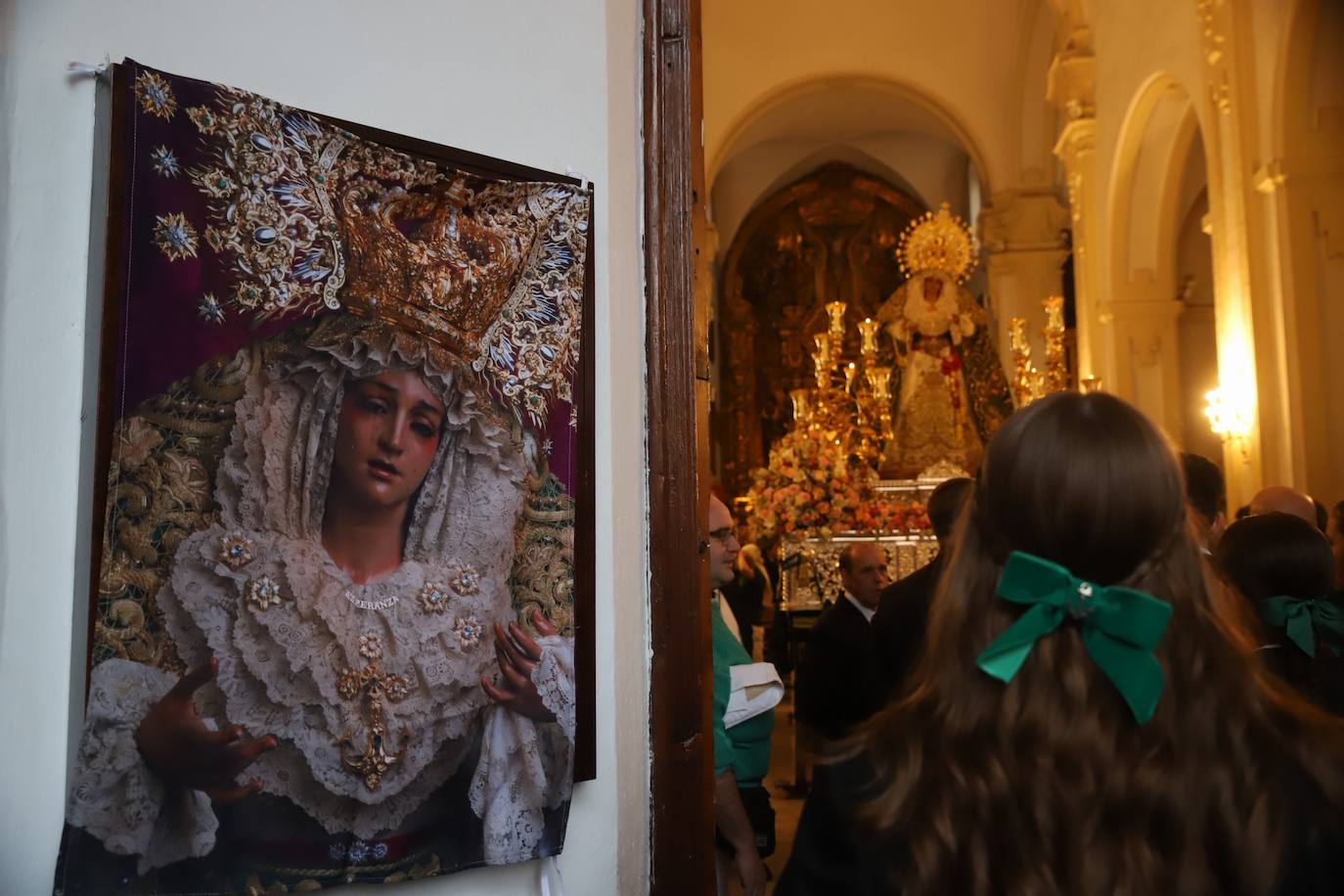 La emocionante salida de la Esperanza de Córdoba hacia Santa Marina, en imágenes