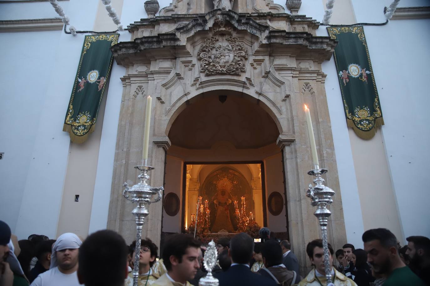 La emocionante salida de la Esperanza de Córdoba hacia Santa Marina, en imágenes