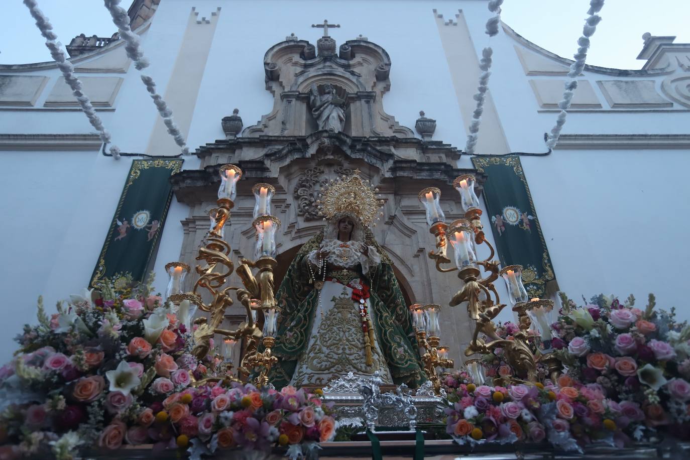 La emocionante salida de la Esperanza de Córdoba hacia Santa Marina, en imágenes