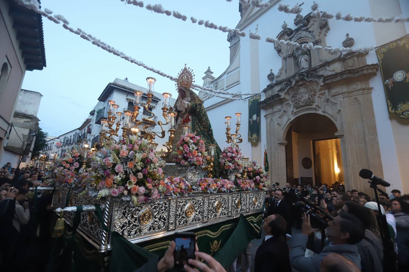 La emocionante salida de la Esperanza de Córdoba hacia Santa Marina, en imágenes