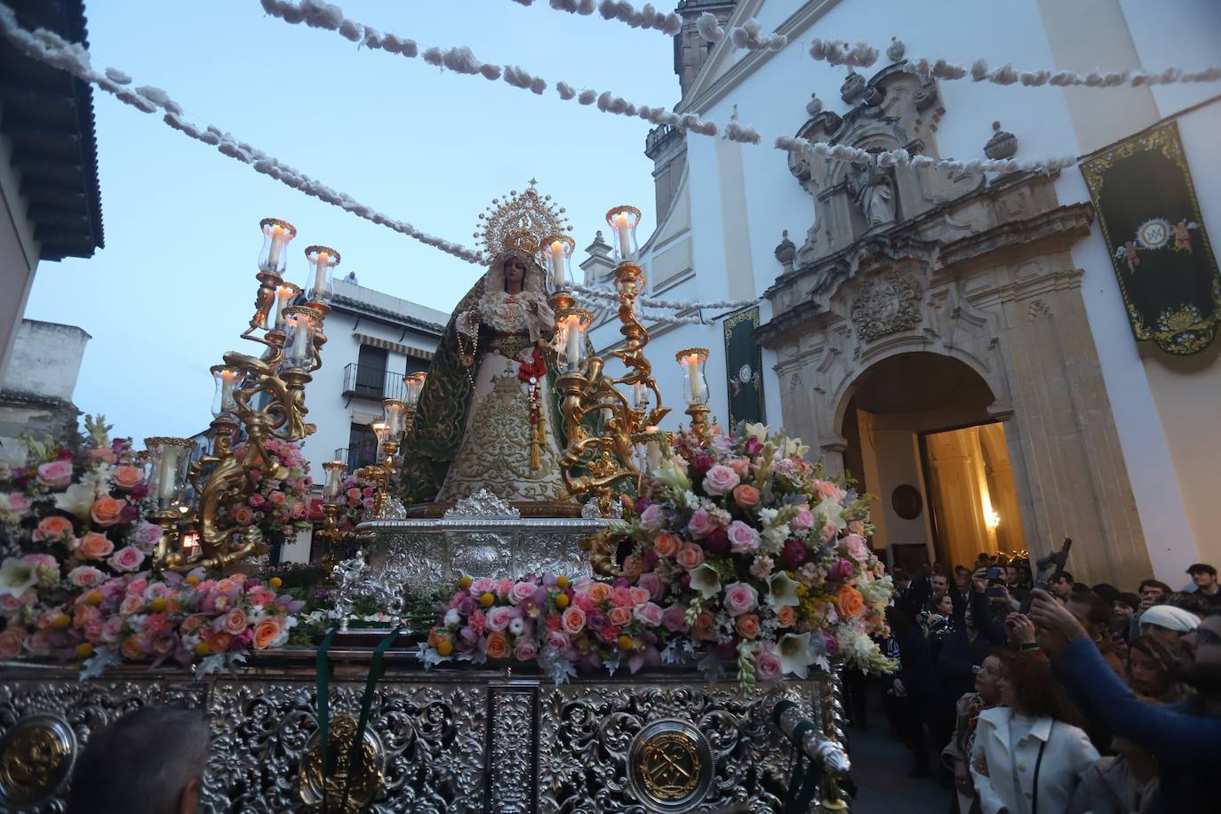 La emocionante salida de la Esperanza de Córdoba hacia Santa Marina, en imágenes