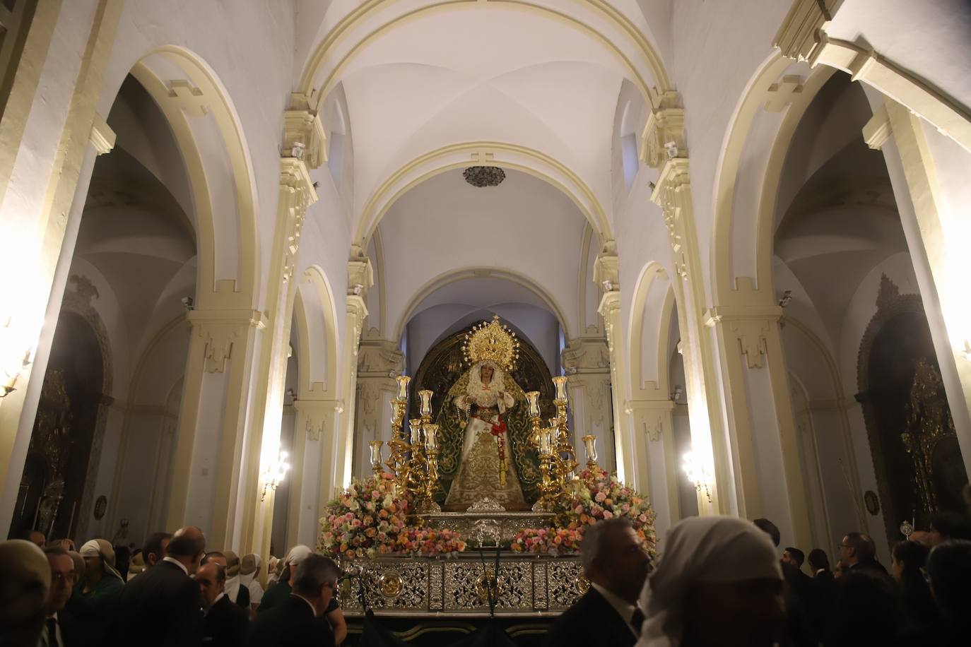 La emocionante salida de la Esperanza de Córdoba hacia Santa Marina, en imágenes