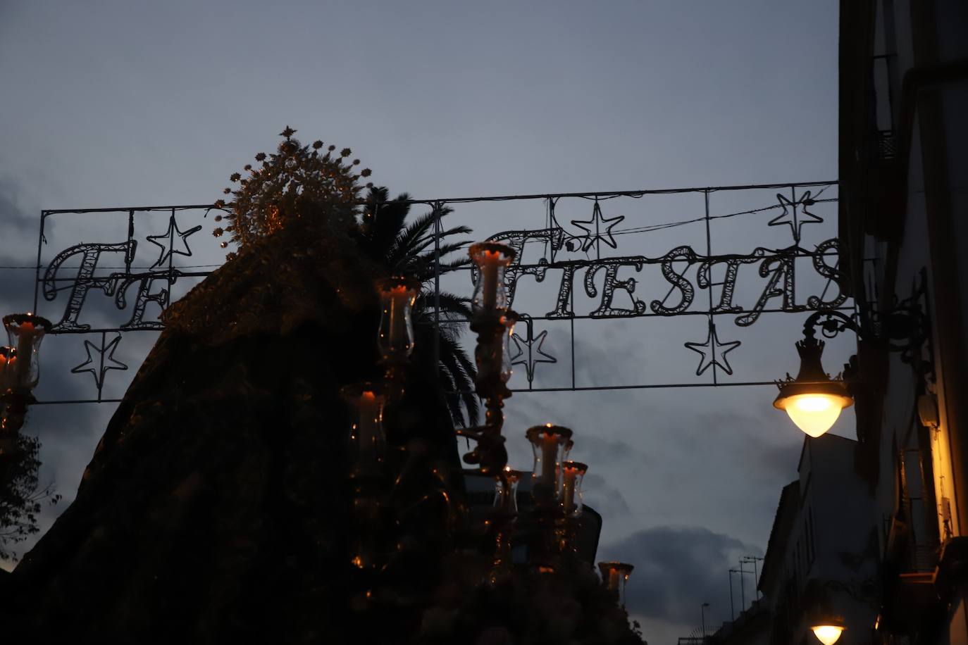 La emocionante salida de la Esperanza de Córdoba hacia Santa Marina, en imágenes