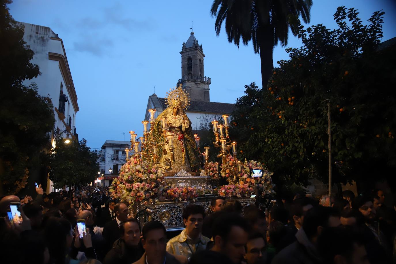 La emocionante salida de la Esperanza de Córdoba hacia Santa Marina, en imágenes