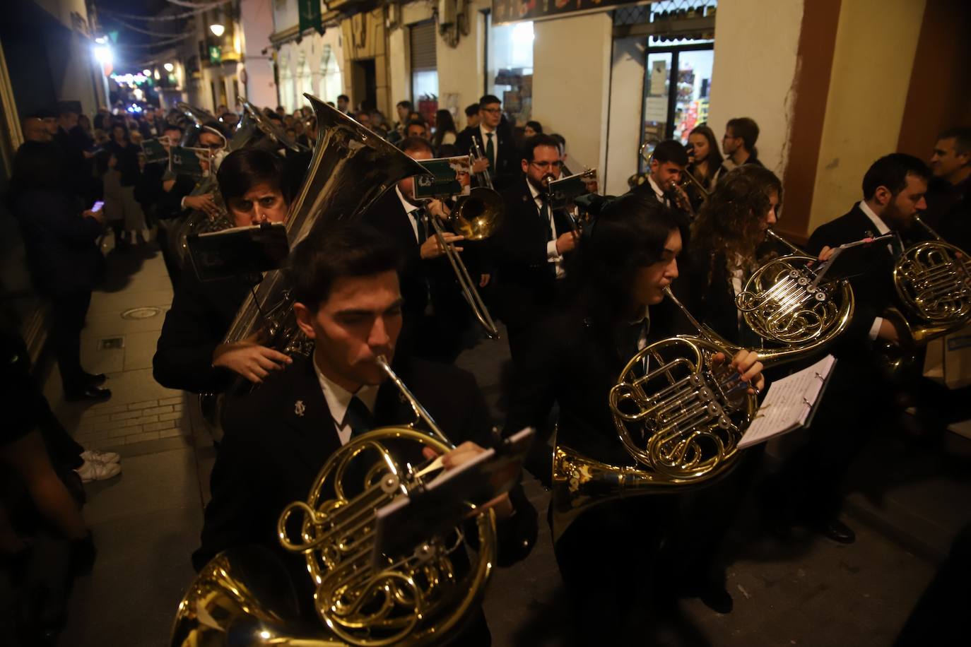 La emocionante salida de la Esperanza de Córdoba hacia Santa Marina, en imágenes