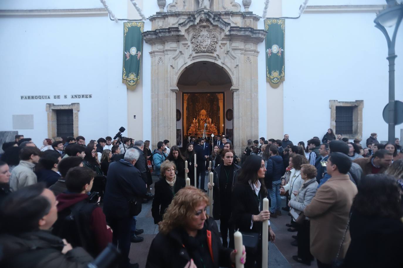 La emocionante salida de la Esperanza de Córdoba hacia Santa Marina, en imágenes