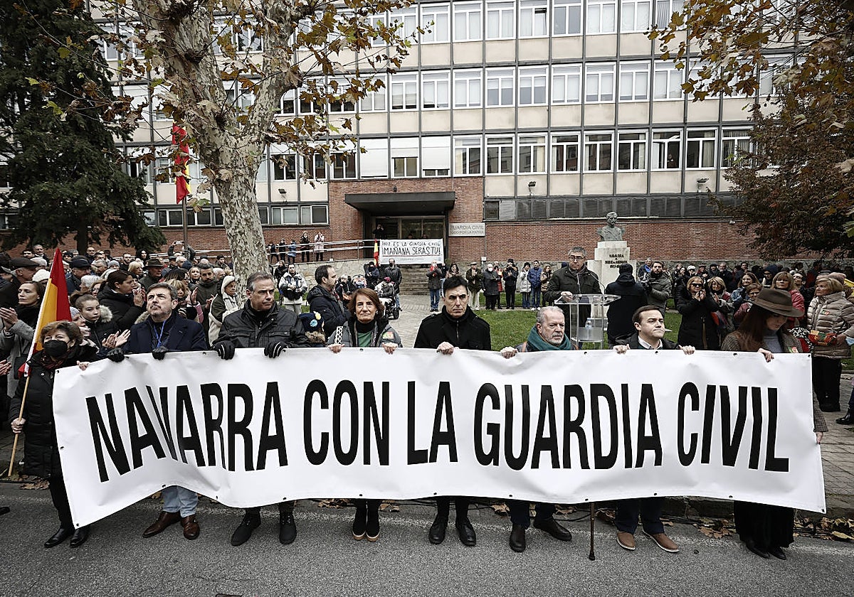 Concentración frente a la Comandancia de la Guardia Civil en Pamplona