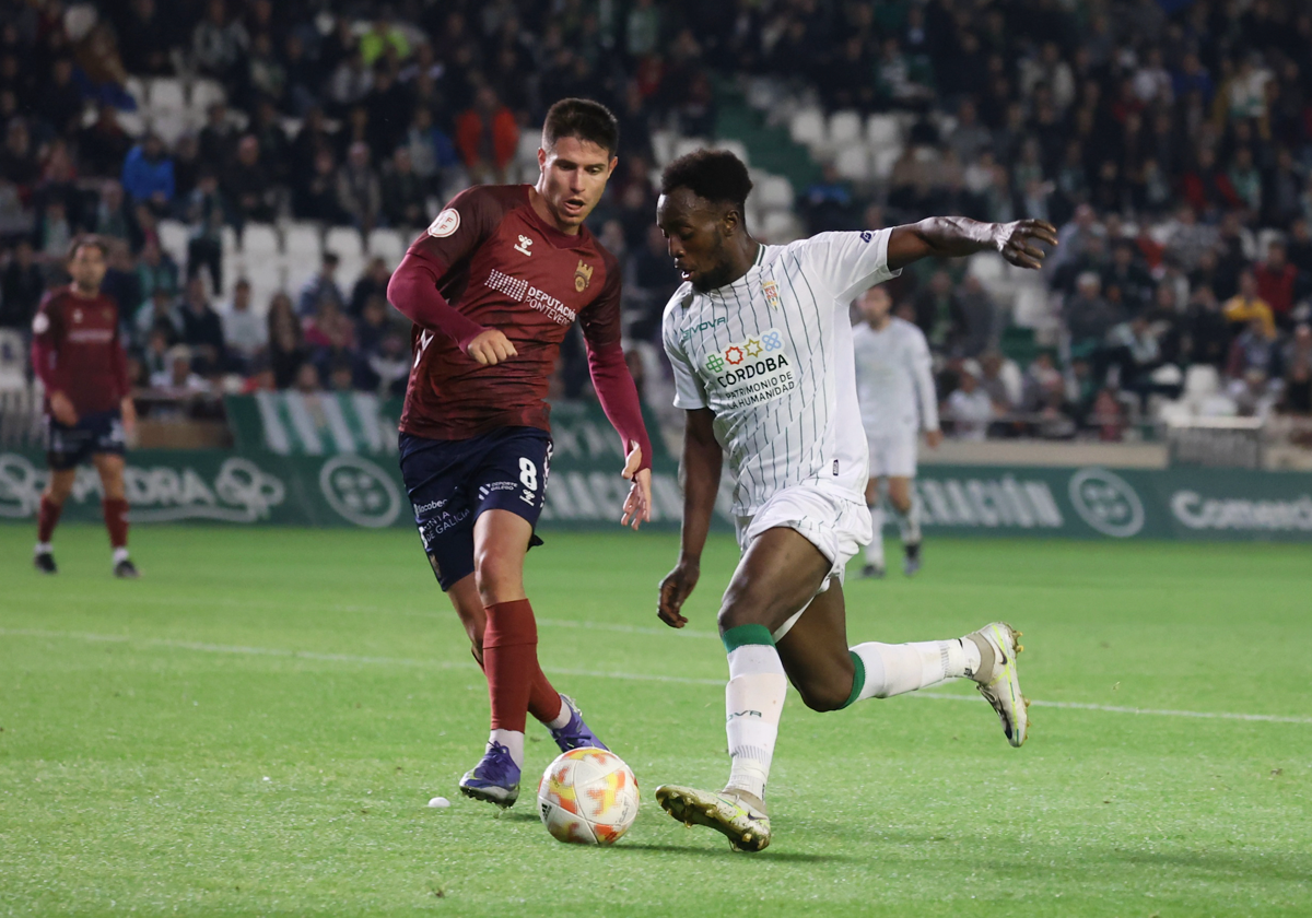 Diarra conduce el balón durante un partido en El Arcángel