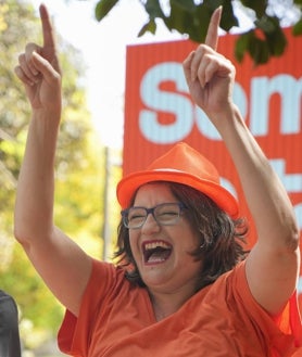 Imagen secundaria 2 - Mónica Oltra, durante la comparecencia en la que anunció su dimisión en junio (arriba); con Ximo Puig en mayo (izquierda); y durante un acto de Compromís días después de ser imputada (derecha)