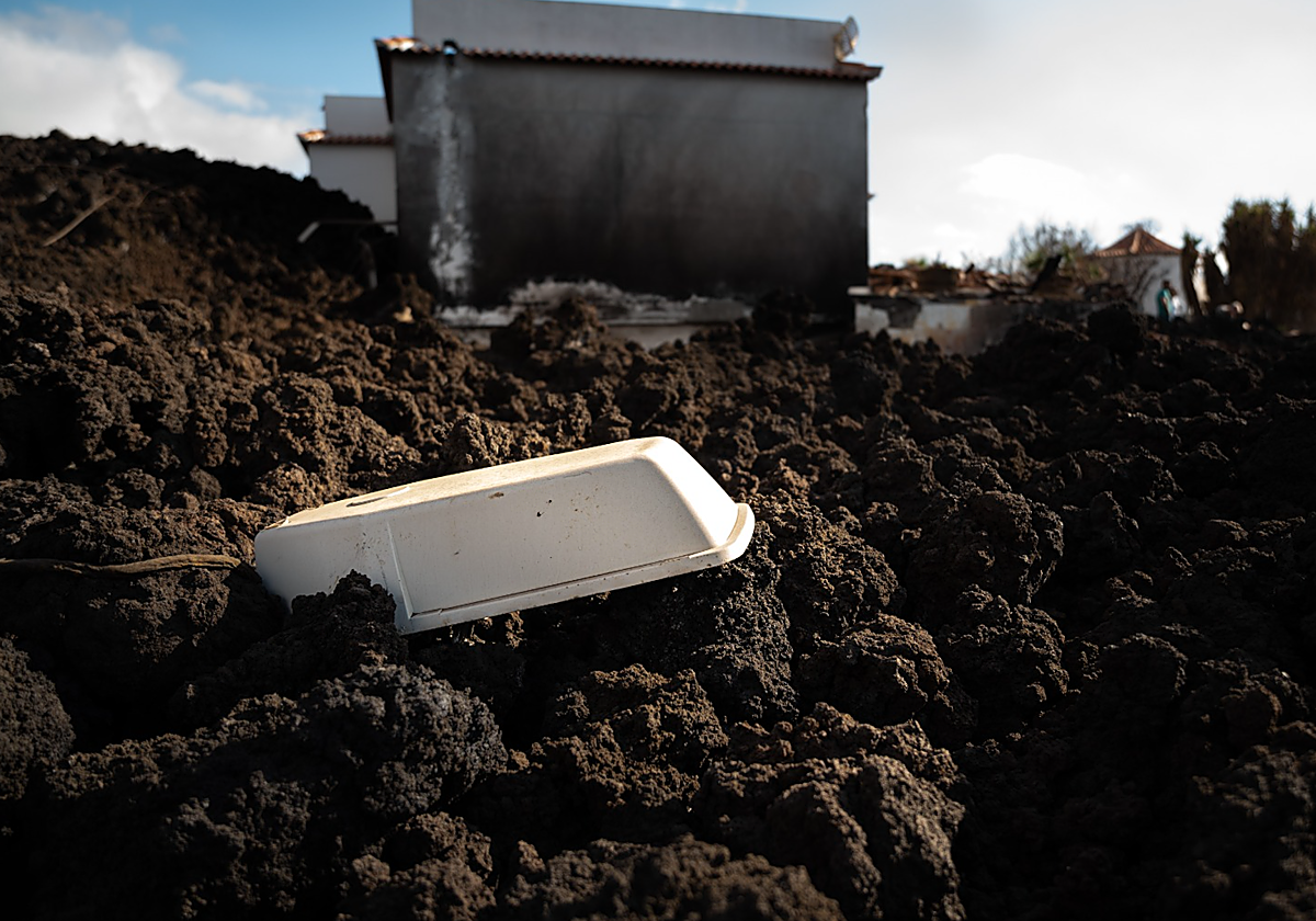 Una farola, enterrada en lava en La Palma