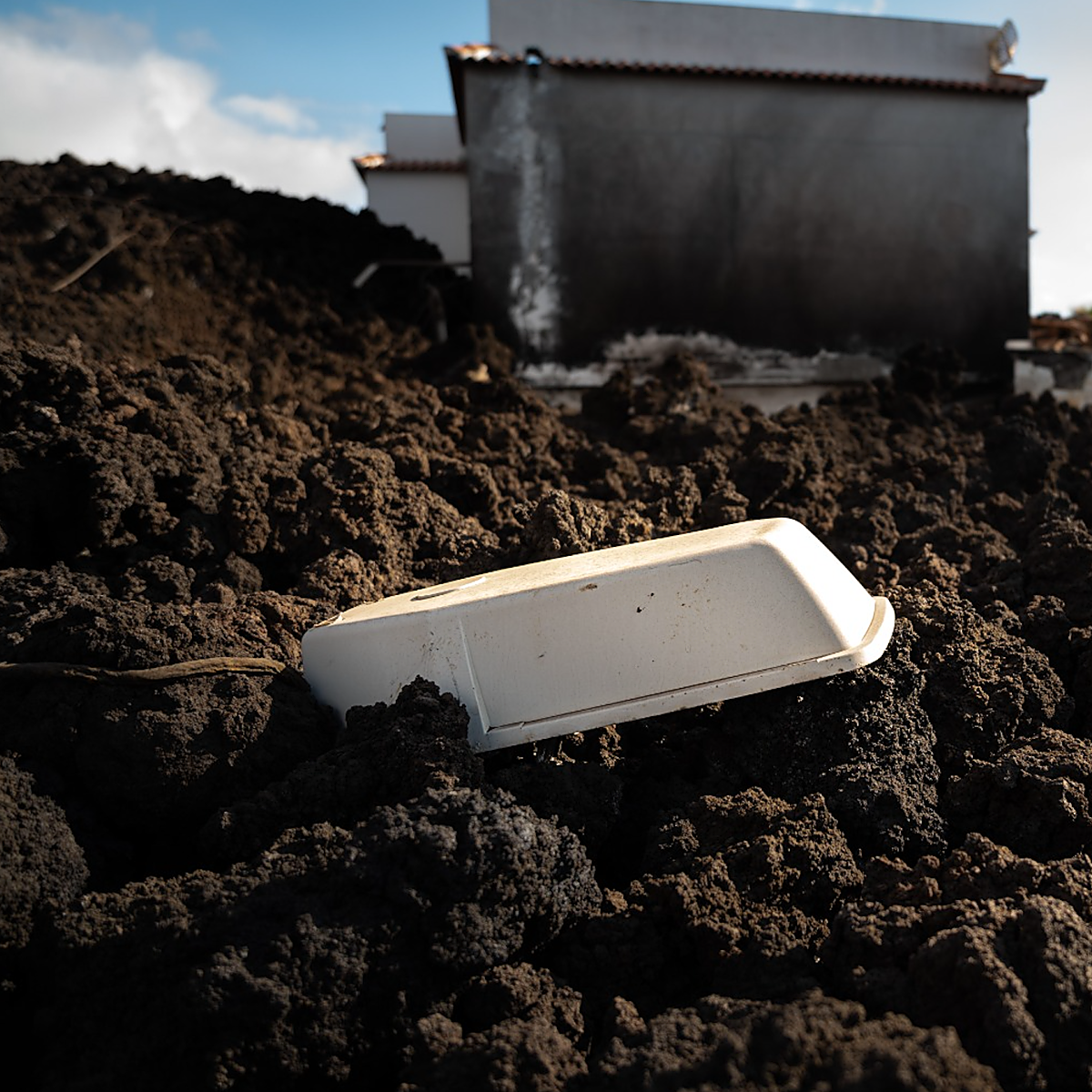 Indignación con el informe del Defensor del Pueblo:«Primero las administraciones, detrás los afectados del volcán»