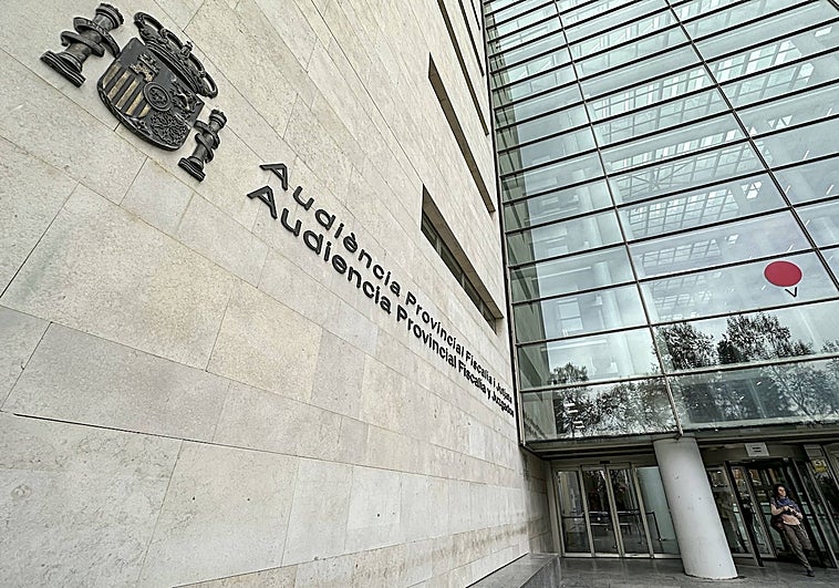 Juzgan a un profesor de tenis por abusos sexuales a una alumna menor de edad en Valencia