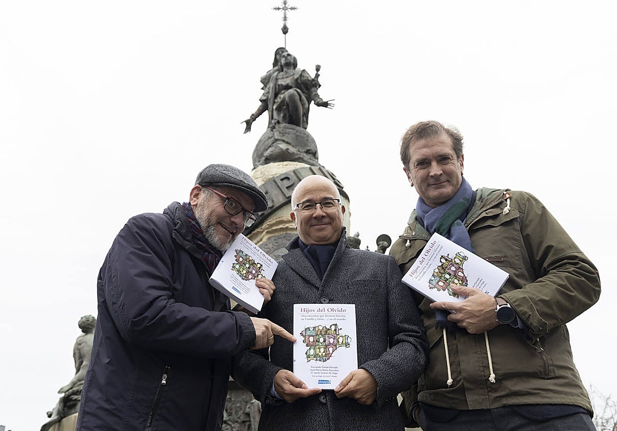 José María Nieto, Francisco Javier Suárez de Vega, Fernando Conde, posan junto a la estatua de Colón en Valladolid