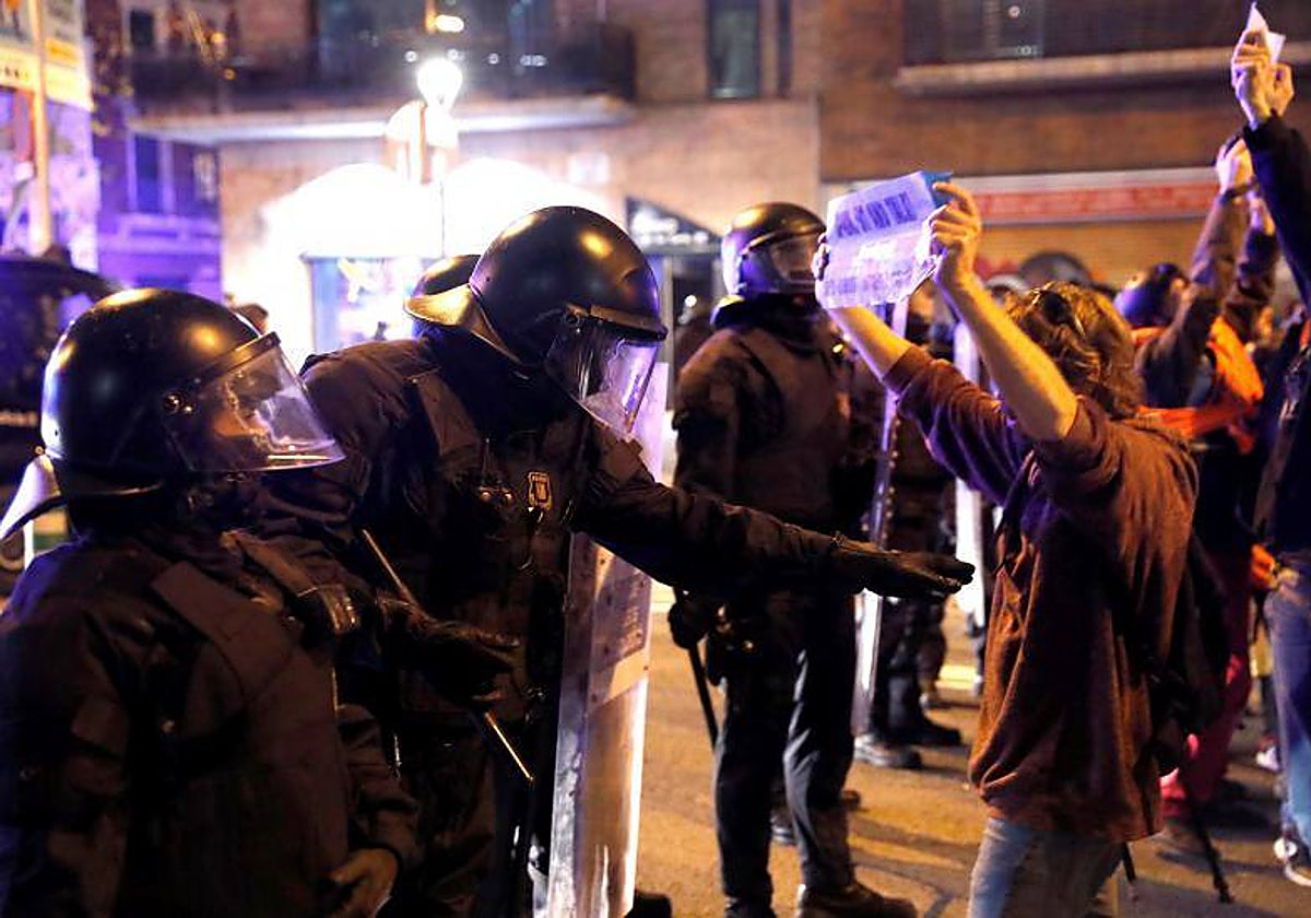 Tres años de cárcel por agredir a varios mossos en las protesta de Tsunami en el Camp Nou