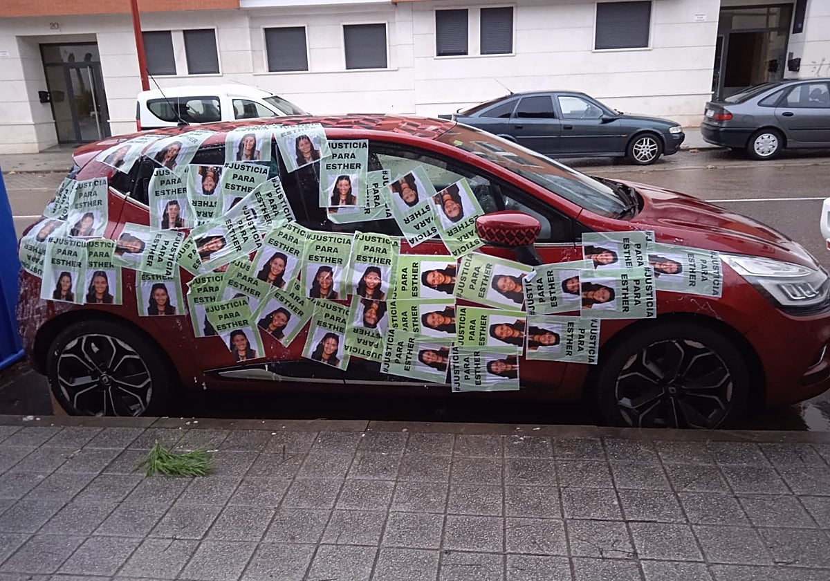Estado en el que ha aparecido el vehículo de la hermana de Óscar, totalmente empapelado con carteles en los que se pide justicia para Esther López