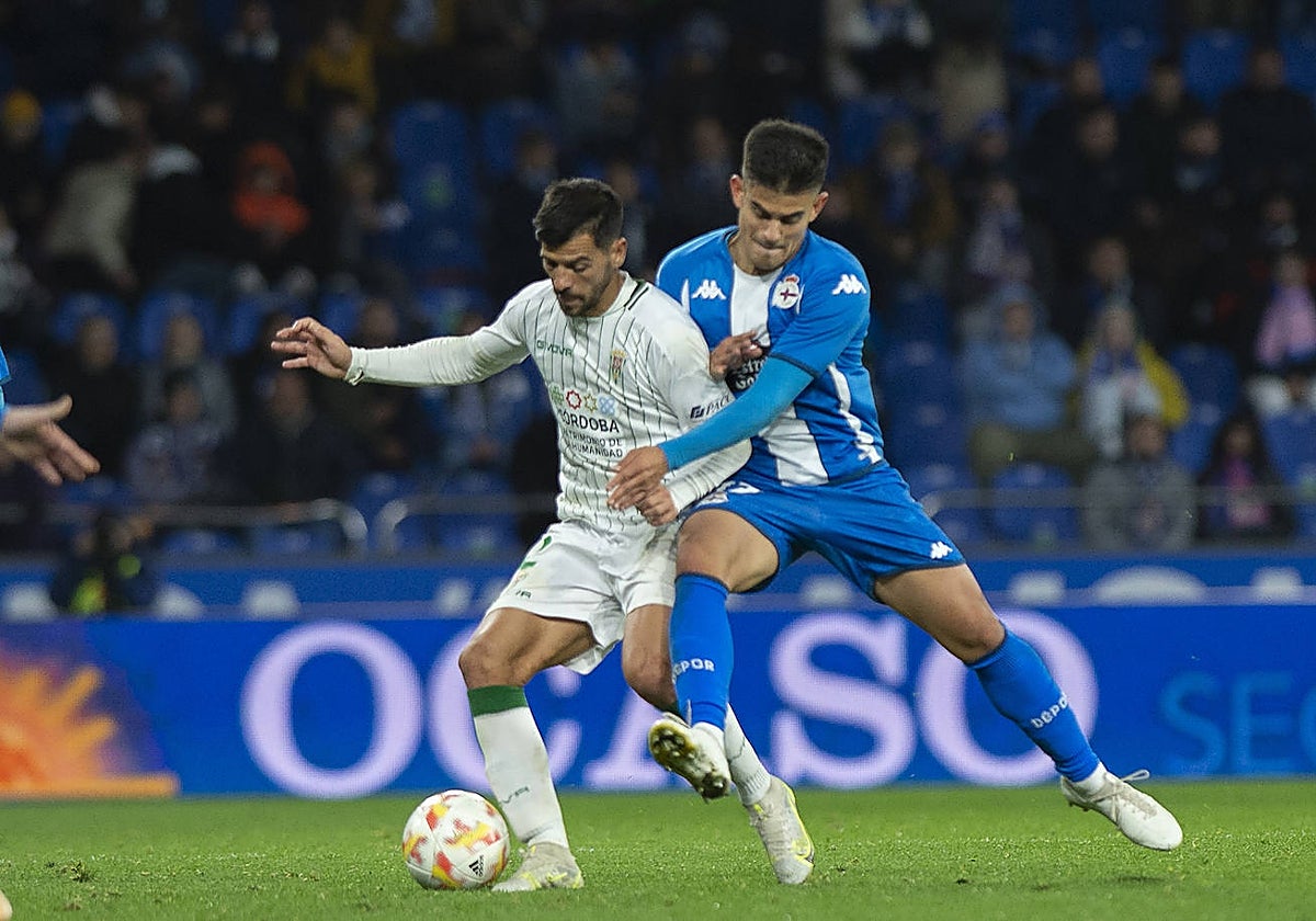 José Ruiz protege el balón en el partido ante el Deportivo, el otro grande de la división