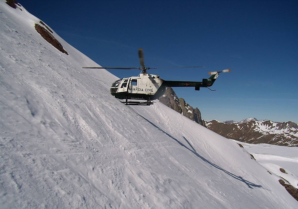 Imagen de archivo de un helicóptero de la Guardia Civil en Sierra Nevada