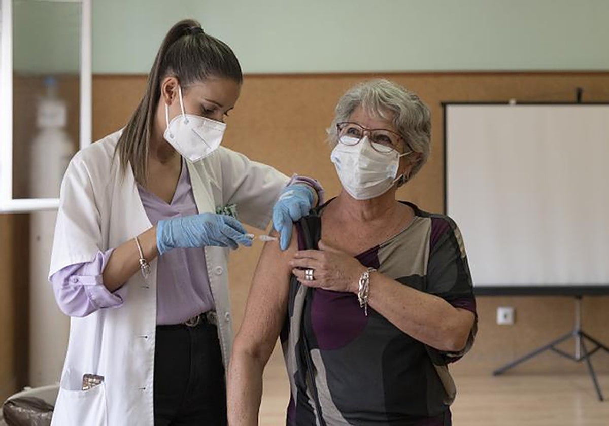 Una señora se vacuna contra el Covid