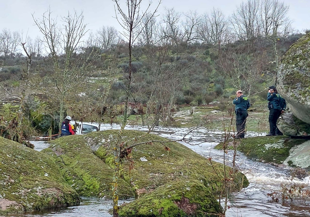 Entorno en el que fue hallado el vehículo en una arroyo que ayer experimentó una crecida