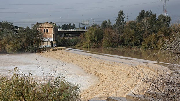 El azul de Casillas con saltos de agua tras muchos meses escuálido