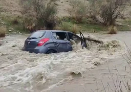 Una carretera hundida, varias anegada, dos coches arrollados y un herido: la lluvia hace estragos en Granada