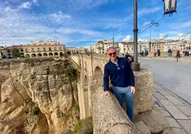 El escritor estadounidense Dan Brown visita Ronda y posa junto al Puente Nuevo en sus redes