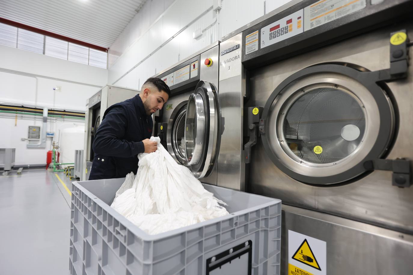 La nueva lavandería de Cáritas Córdoba, en imágenes