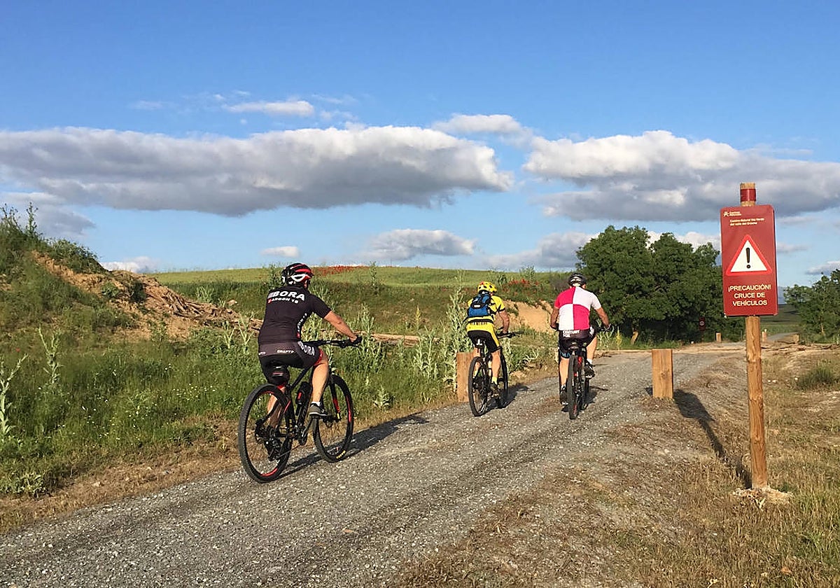 Ciclistas en una vía verde, uno de los principales reclamos del turismo rural