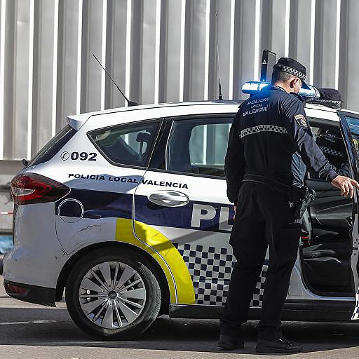 Un sacerdote ebrio se estrella con dos coches aparcados tras beber vino en la misa en Valencia