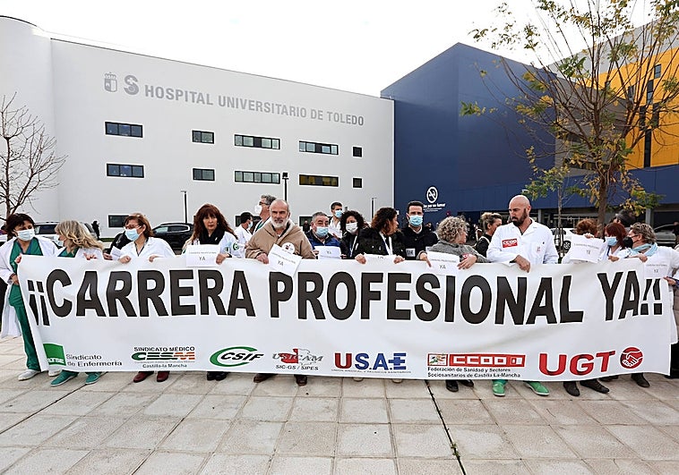 Los sanitarios se concentran  para pedir la reanudación de la carrera profesional