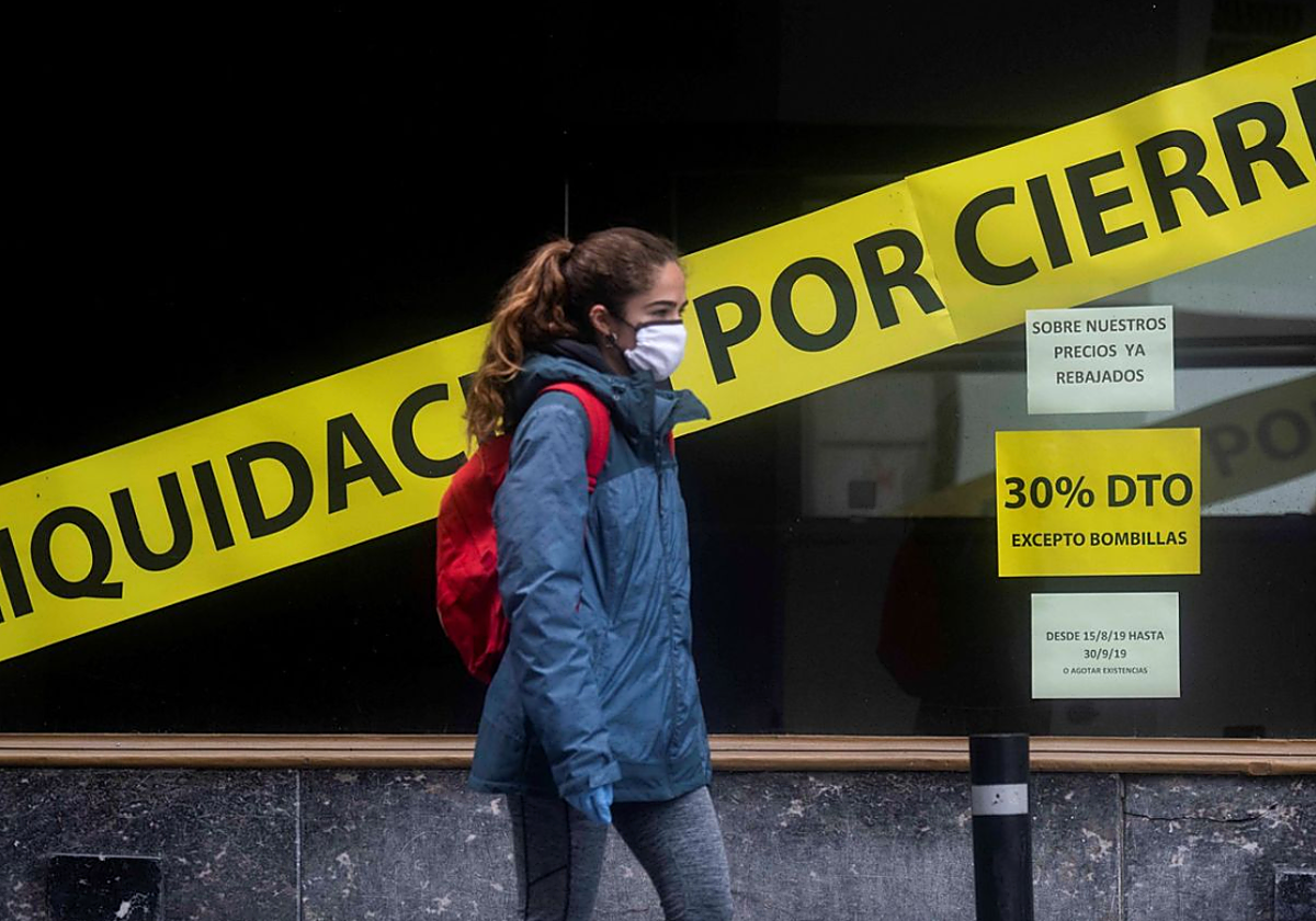 Un comercio anuncia liquidación por cierre en Granada, foto de archivo
