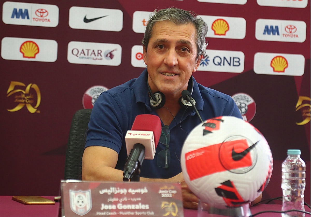 El entrenador cordobés Pepe Murcia, en una rueda de prensa en Qatar