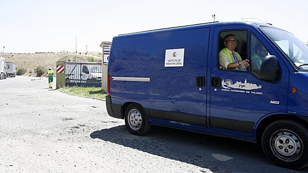 El 8 de julio de 2009 fue hallado el cadáver de un recién nacido en el vertedero provincial de Toledo. En la imagen, el coche fúnebre que trasladó al bebé
